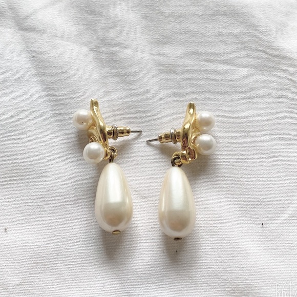 Cute two pair of white earrings! - Picture 2 of 2